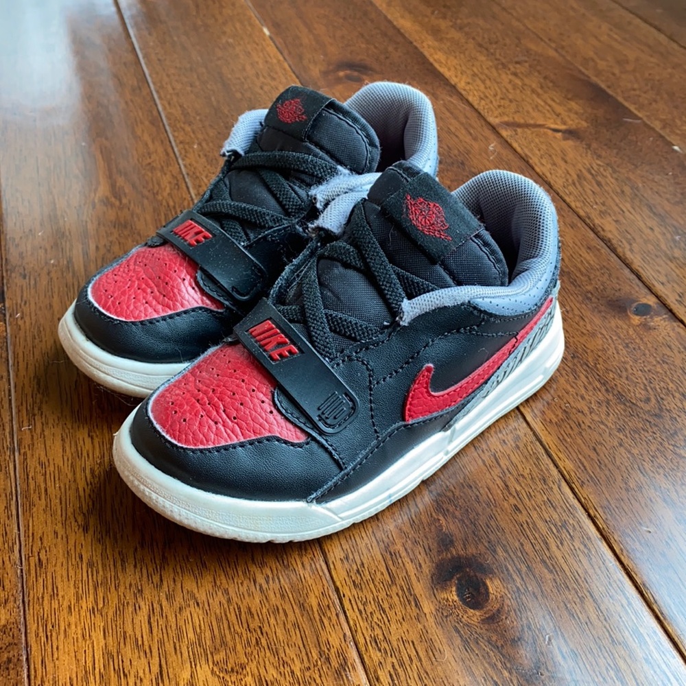 EUC Nike Air Jordans for toddlers, no tie, blk/red
